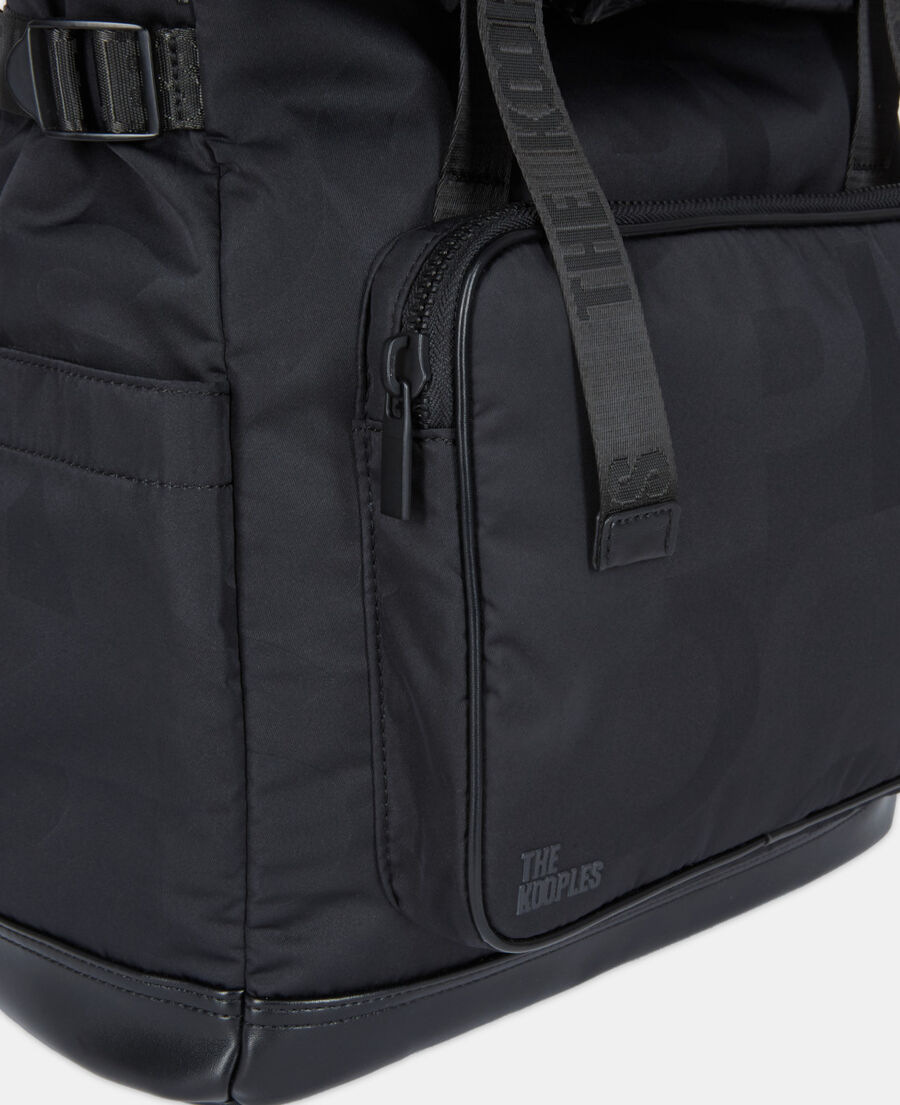 mochila negra