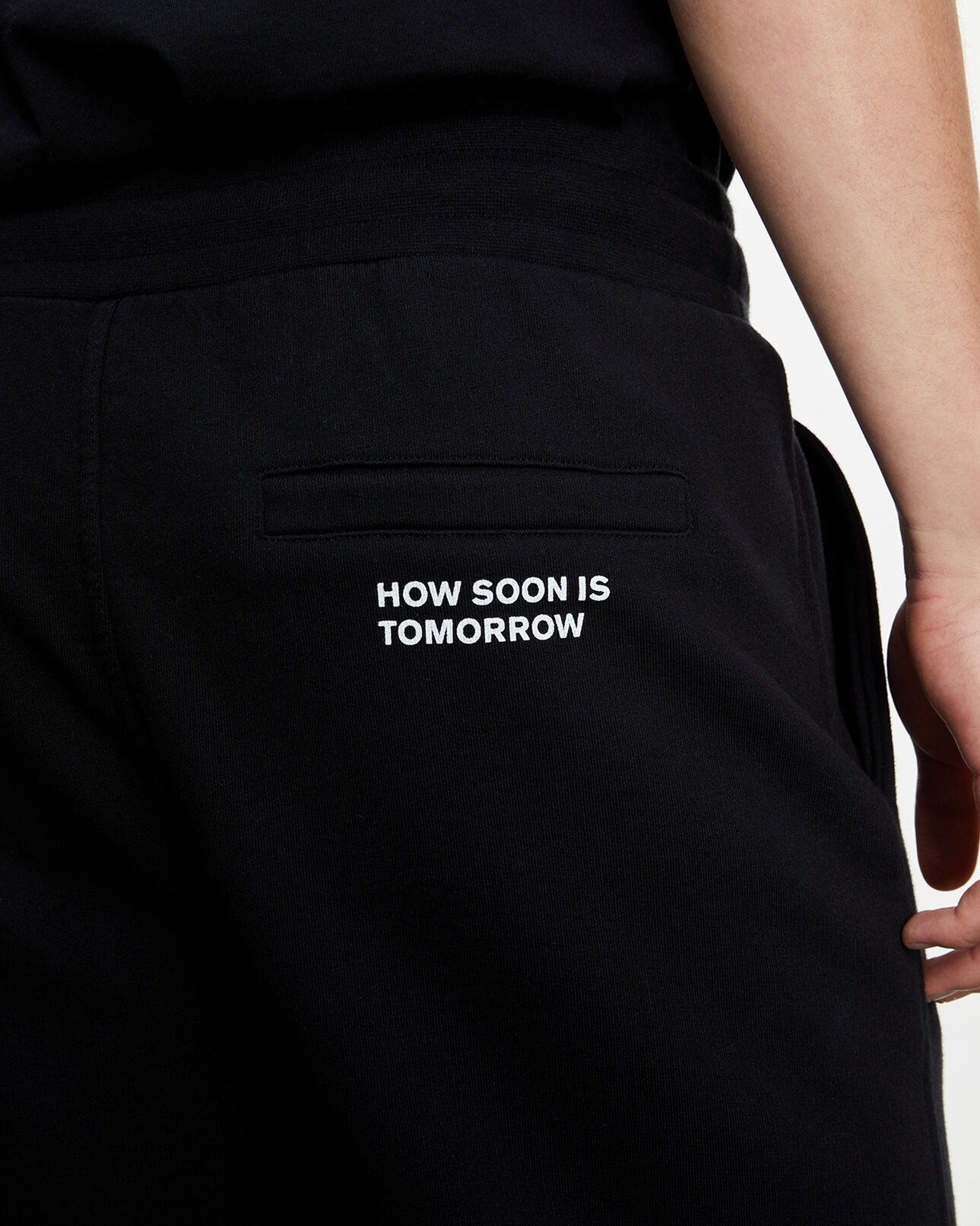 The Kooples HOMME BLACK jogging noir coton à logo contrastant