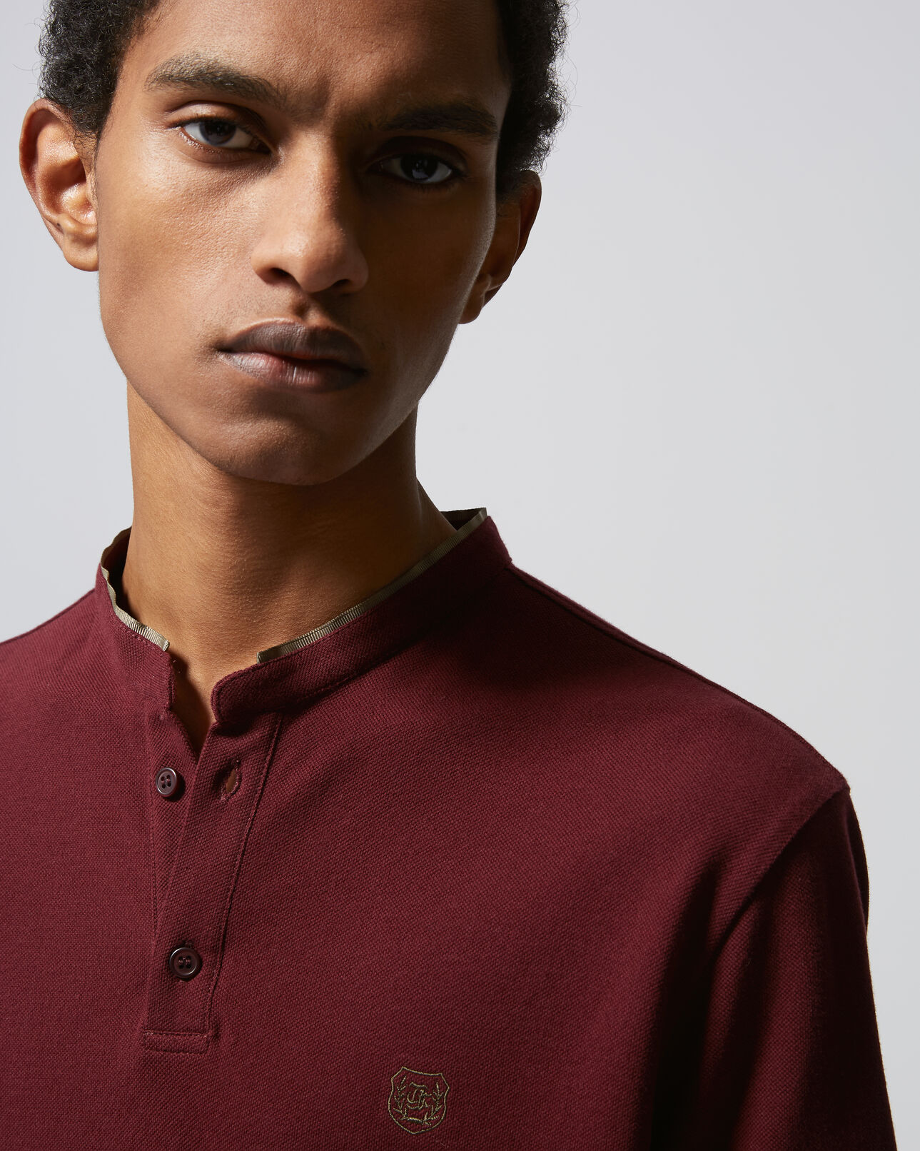 The Kooples HOMBRE BURGUNDY / KAKI camisa polo algodón burdeos con cuello mao