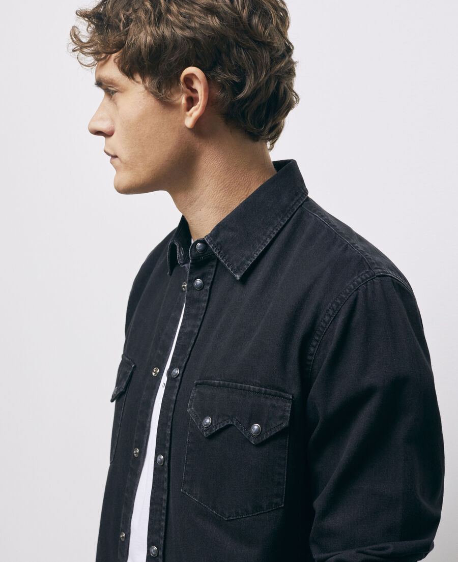 schwarzes jeanshemd mit klassischer kragen