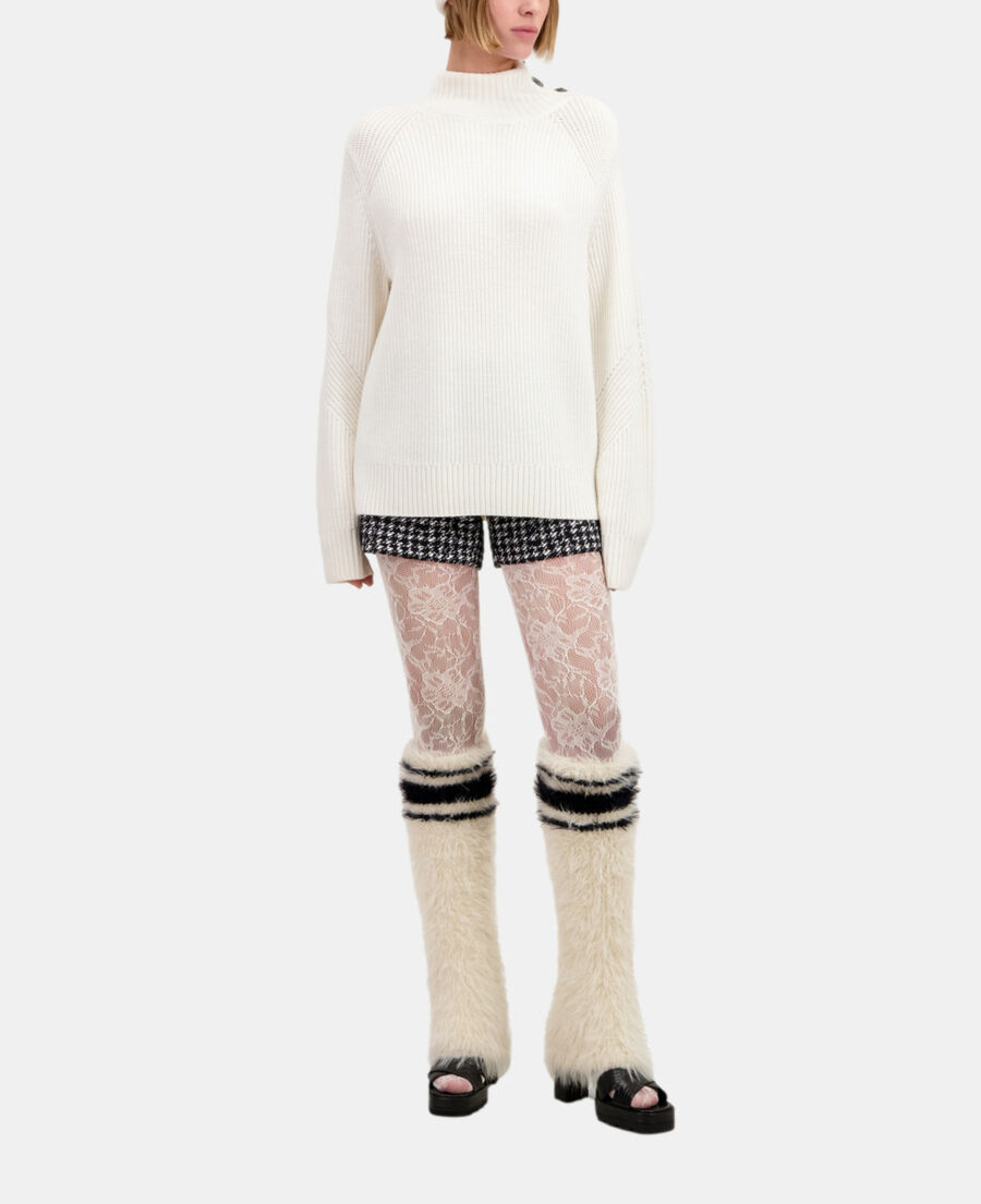 ecrufarbener pullover aus wolle