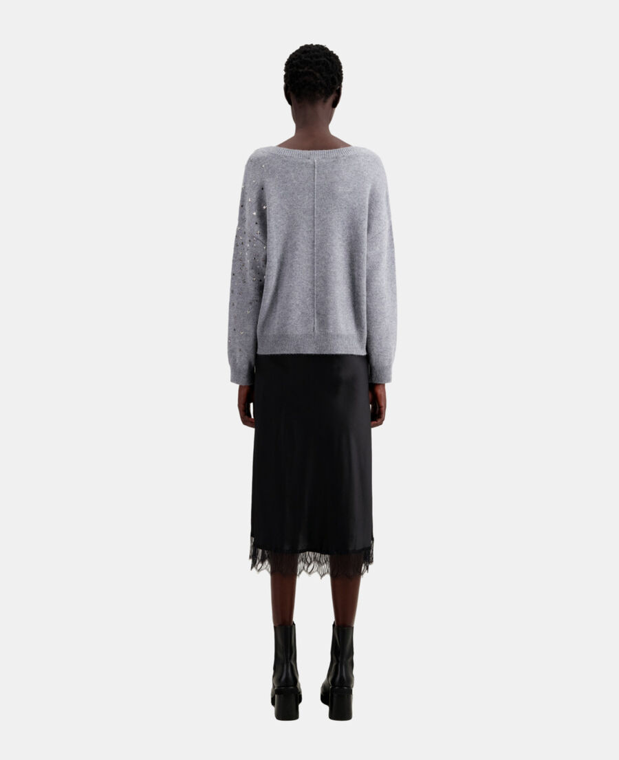 grauer pullover mit sternenmotiv