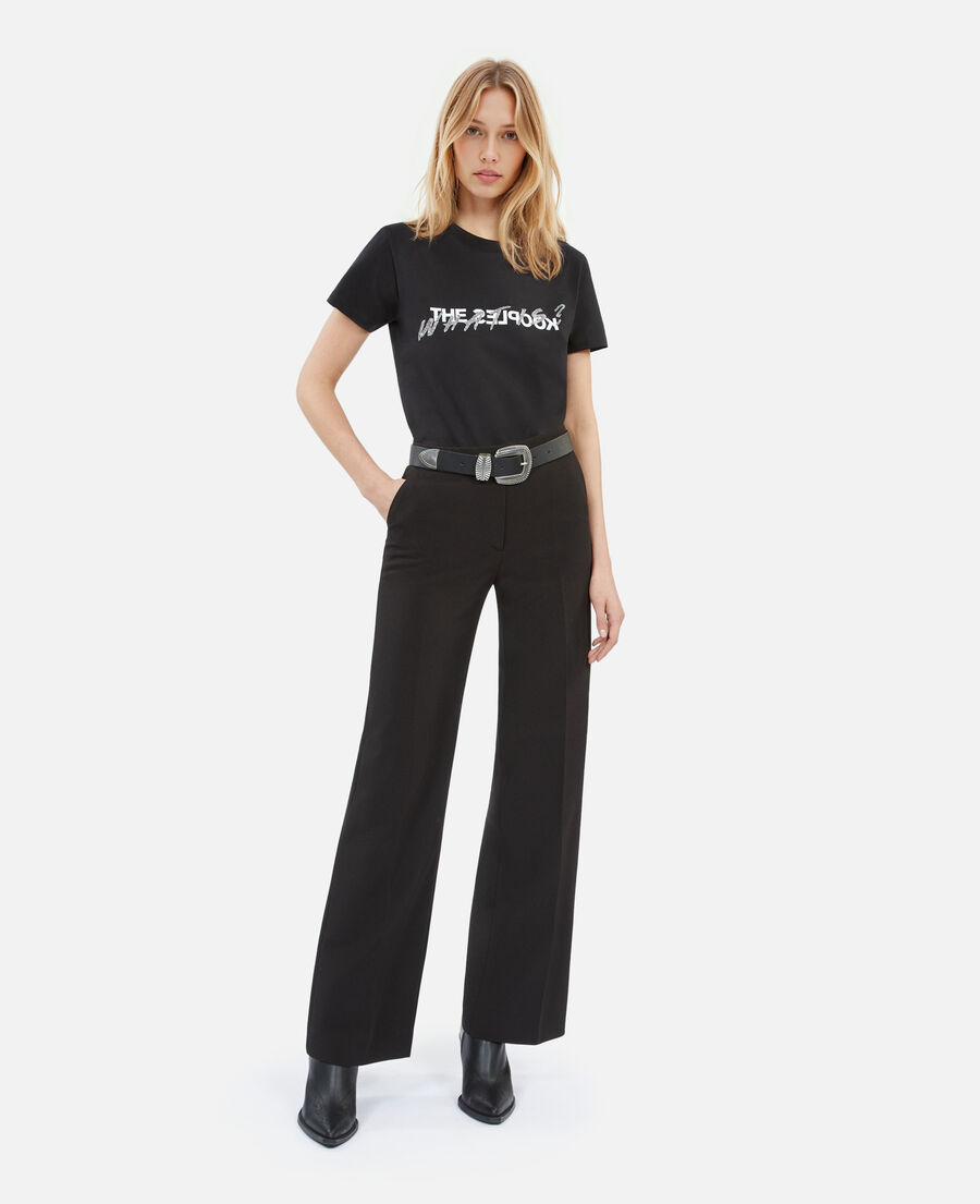 schwarzes t-shirt mit „what is“-strassbesatz