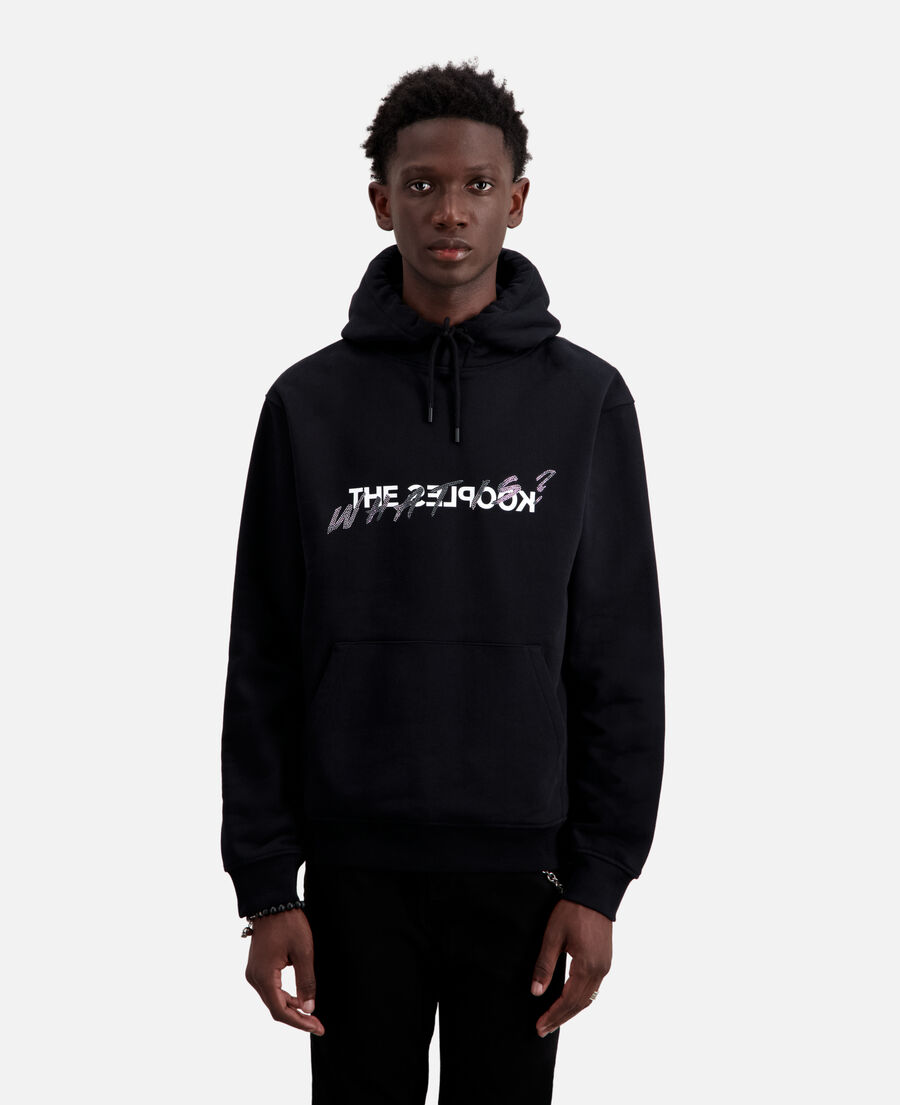 schwarzes sweatshirt mit „what is“-schriftzug