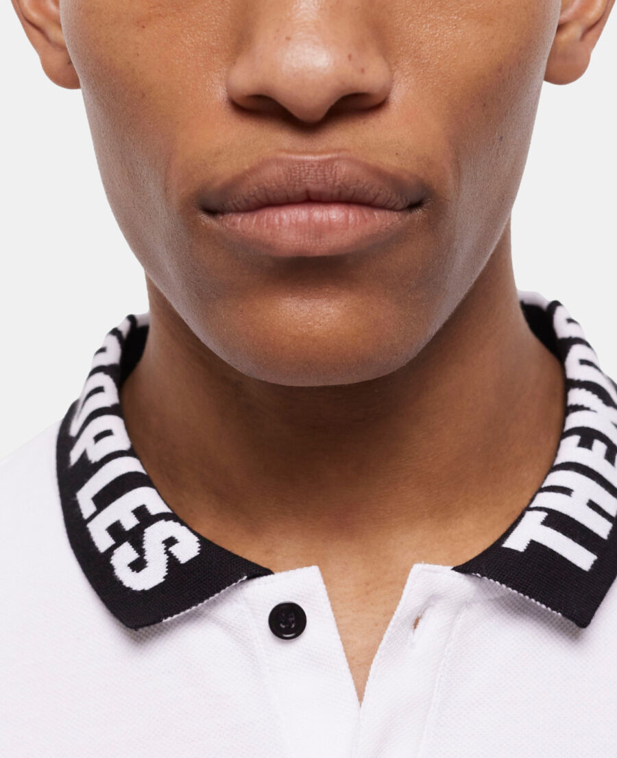 weißes poloshirt mit logo am kragen