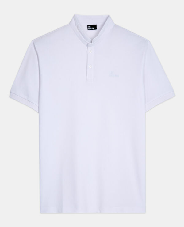 weißes poloshirt