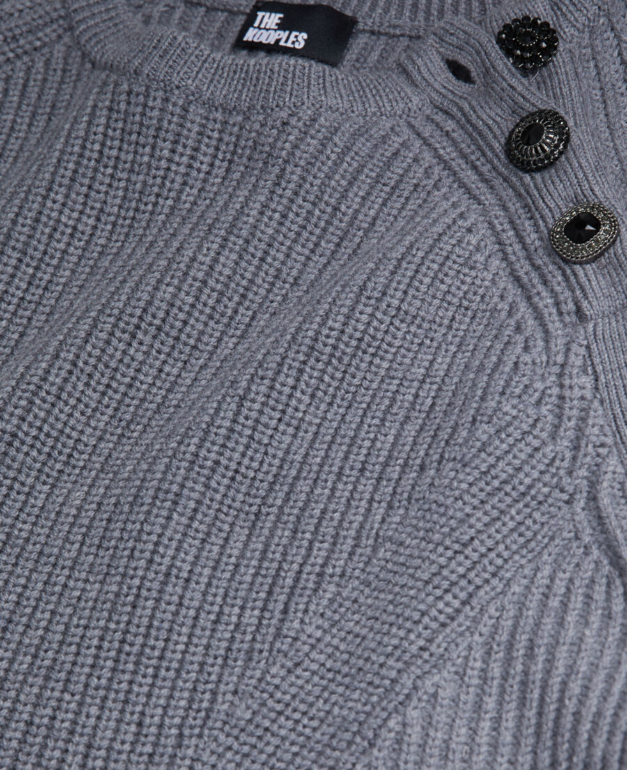 grauer pullover aus wolle mit schmuckknöpfen