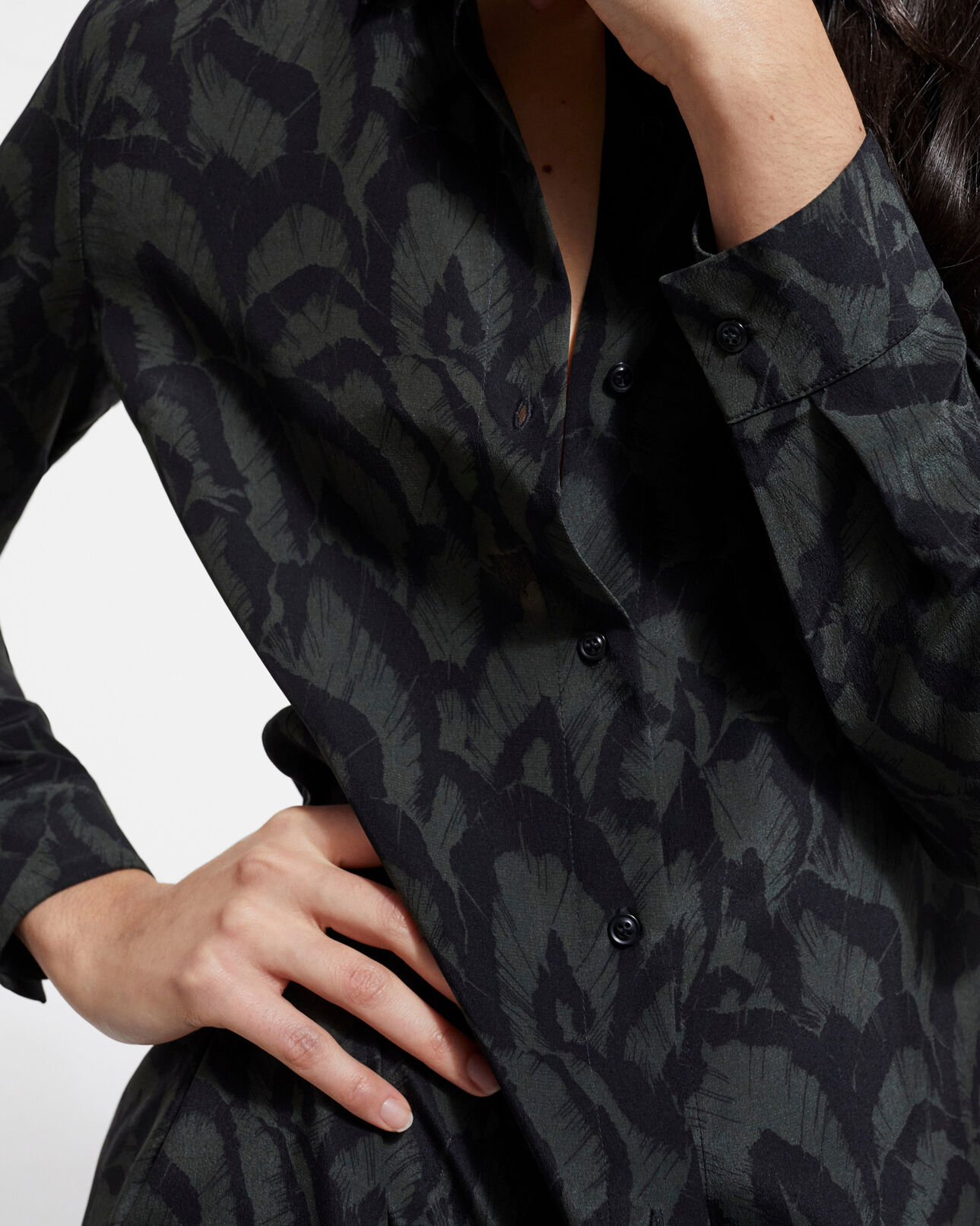 The Kooples FEMME KAKI BLACK robe longue en soie imprimée