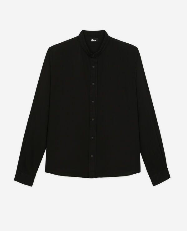 casual black shirt
