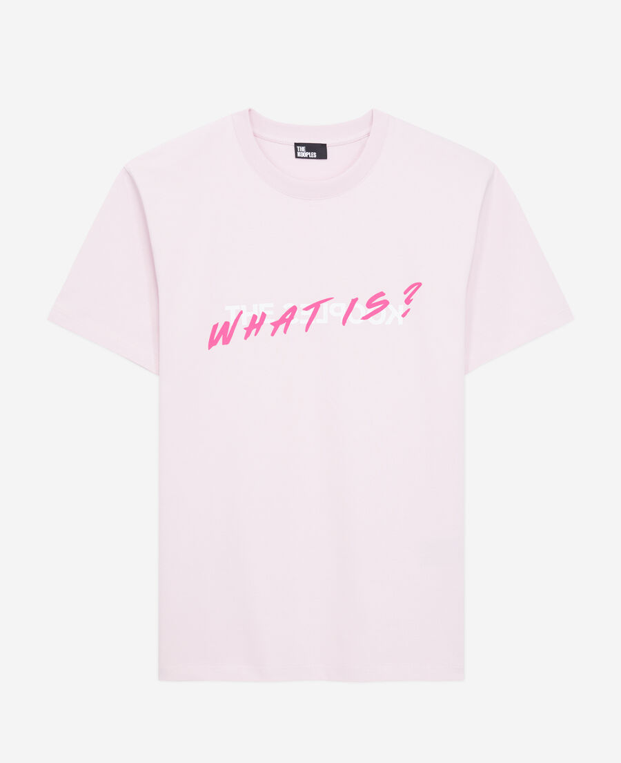 rosa t-shirt mit „what is“-schriftzug
