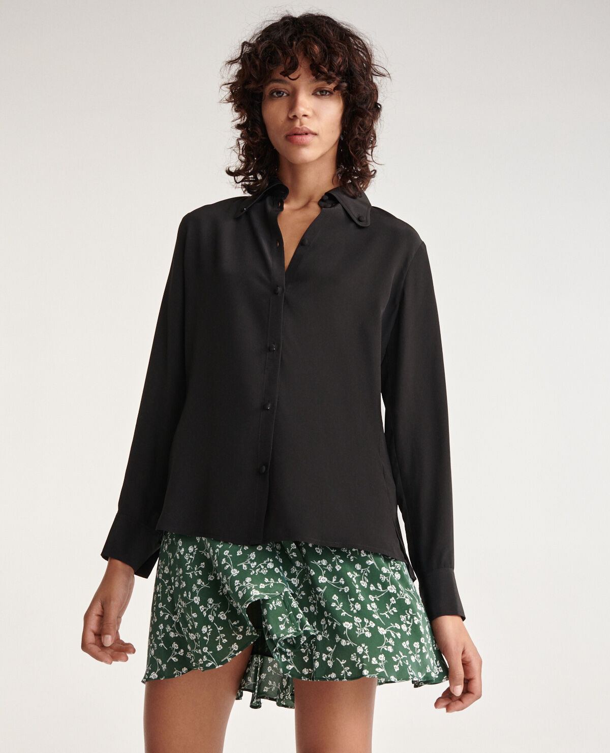 Chemise en soie noire col boutonn The Kooples