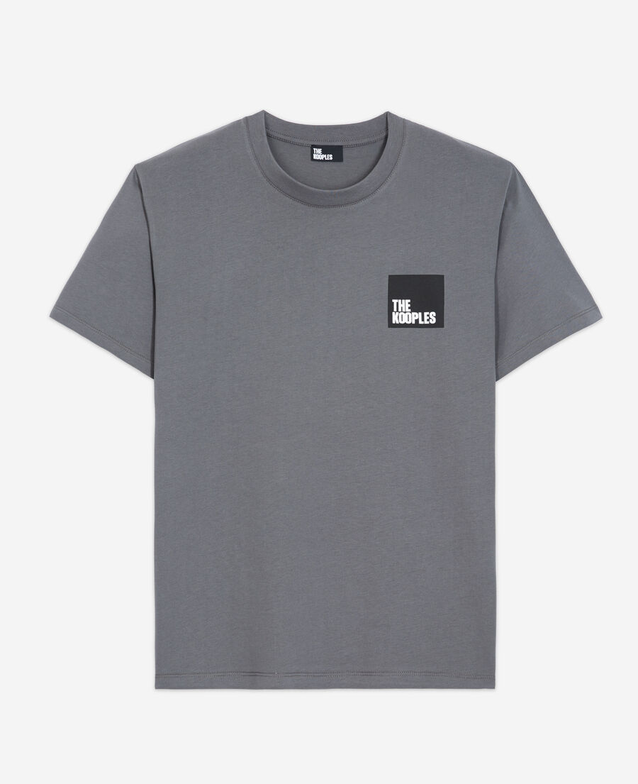 gray t-shirt