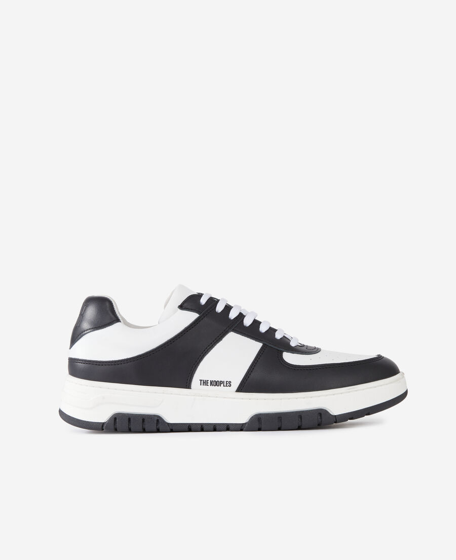baskets noires et blanches