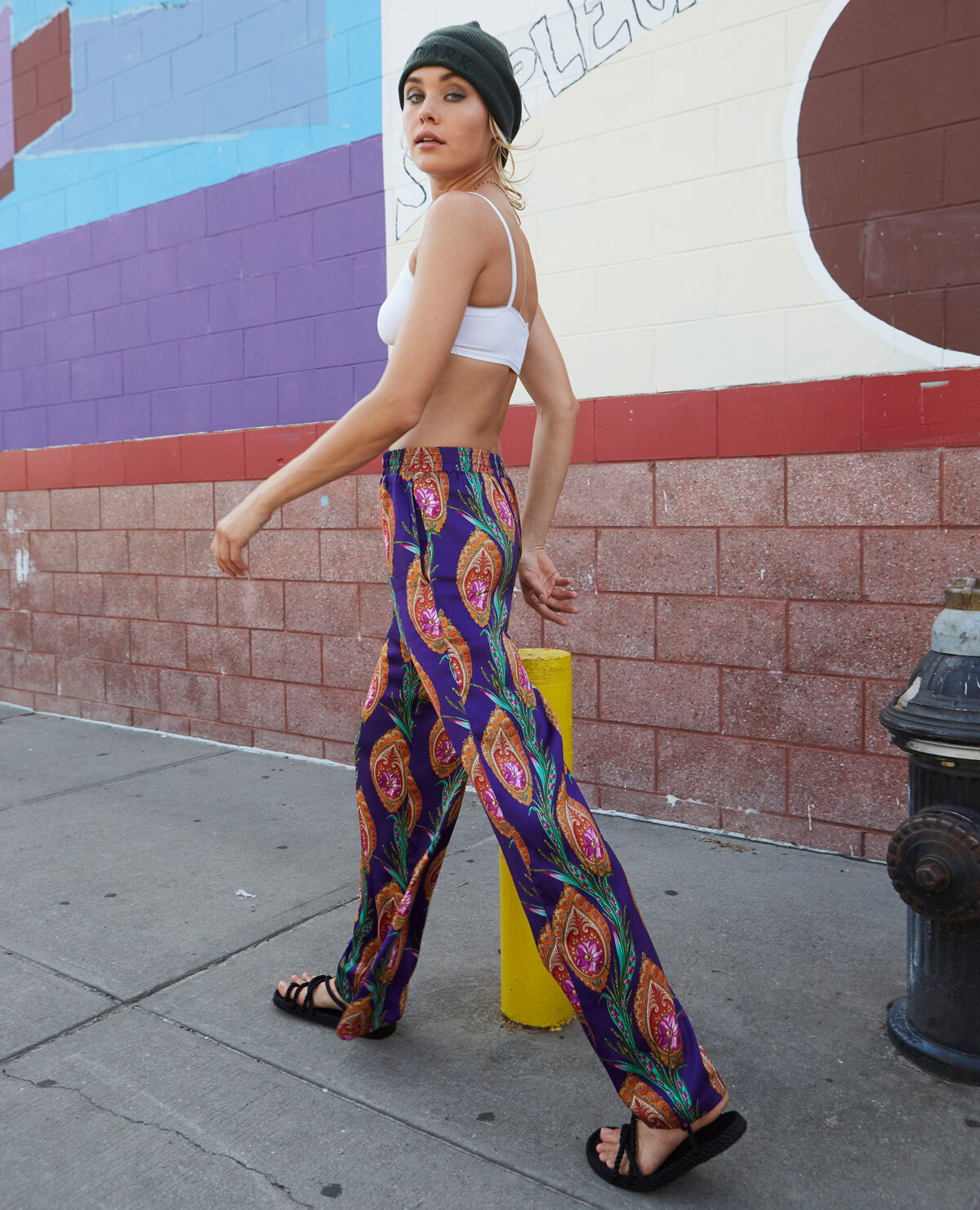Pantalones violetas deals