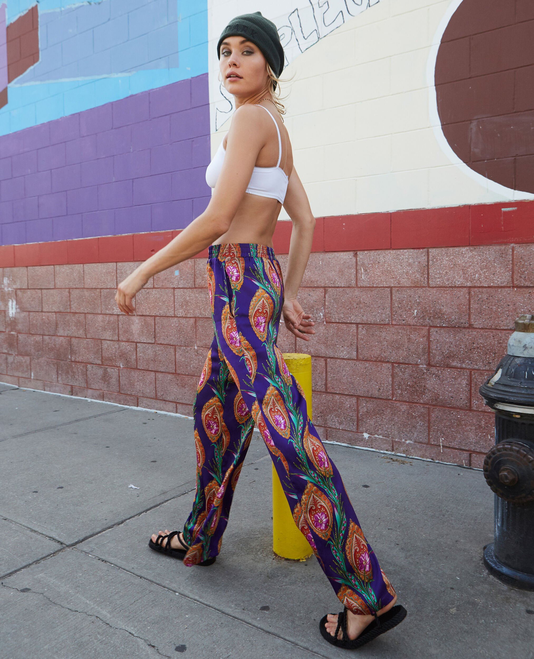 Pantalones violetas de estampado Hindu