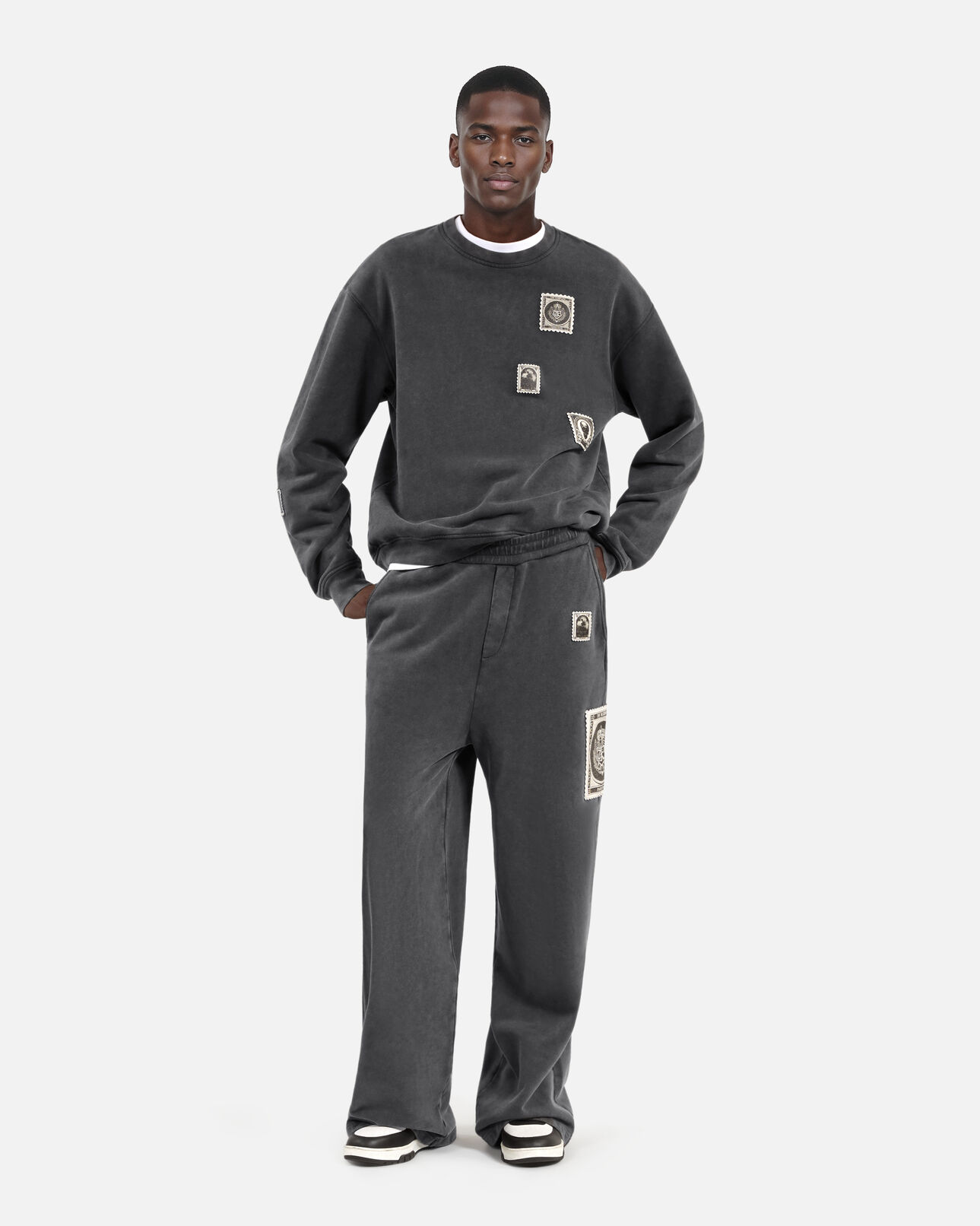 The Kooples HOMME BLACK WASHED sweatshirt avec patchs noir