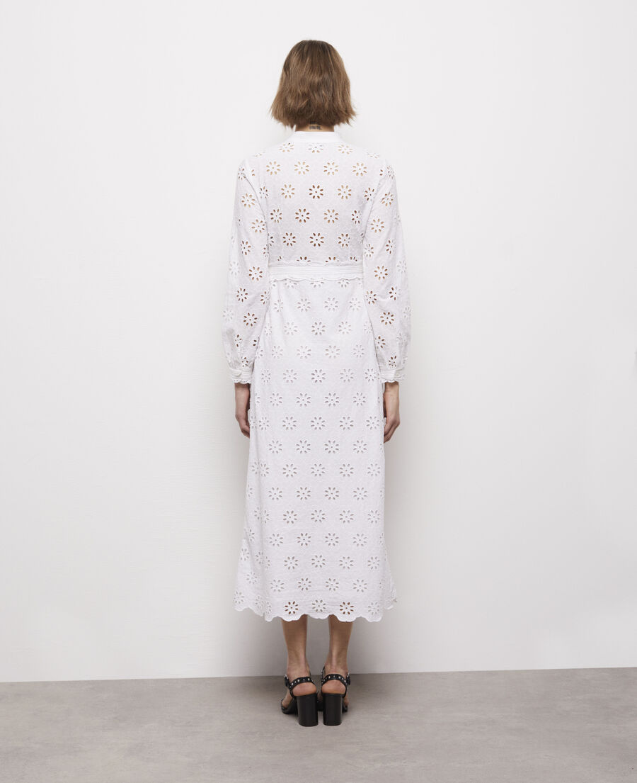 langes, weißes kleid mit englischer stickerei