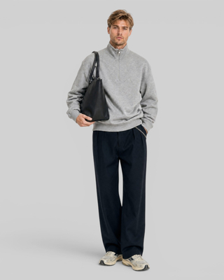 Sudadera gris con cuello de camionero