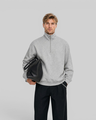 Sudadera gris con cuello de camionero