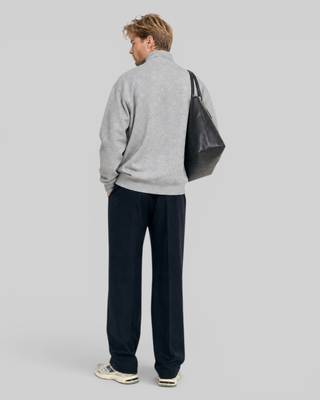 Sudadera gris con cuello de camionero