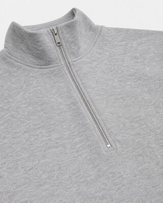 Sudadera gris con cuello de camionero