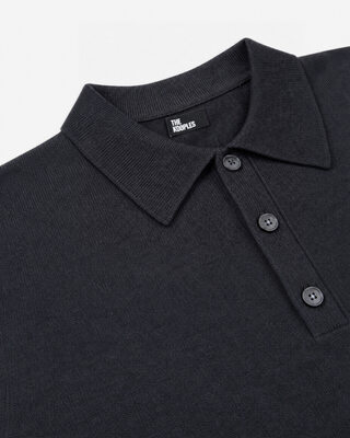 Jersey negro con cuello de polo