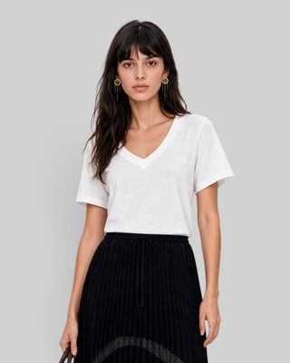 Camiseta de algod&oacute;n blanca con cuello en V
