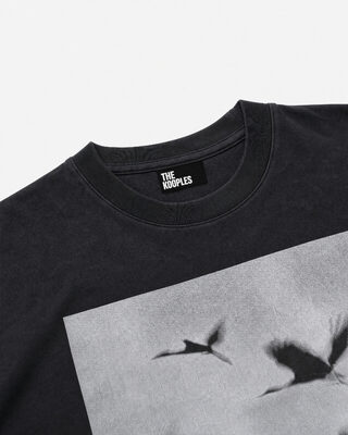 Camiseta con serigraf&iacute;a de p&aacute;jaros, color negro