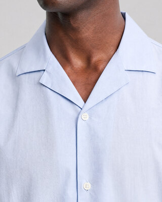 Camisa de manga corta lisa de color azul claro