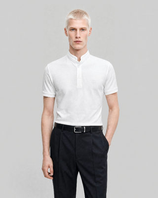 Polo blanco con cuello de oficial