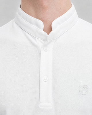 Polo blanco con cuello de oficial
