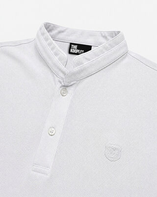 Polo blanco con cuello de oficial