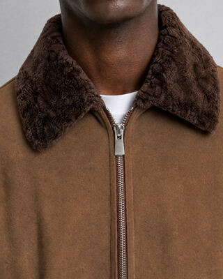 Chaqueta de piel sint&eacute;tica marr&oacute;n