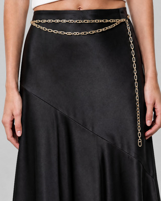 Falda midi de sat&eacute;n con cadena dorada y negra