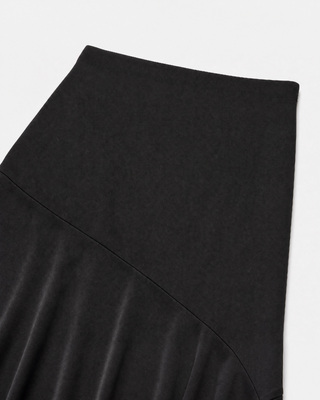 Falda midi de sat&eacute;n con cadena dorada y negra