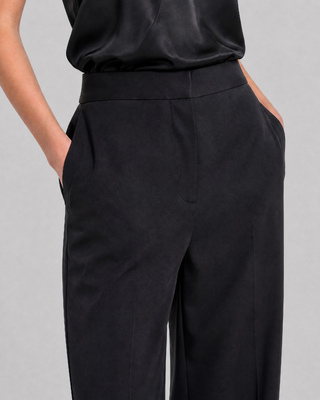 Pantalones anchos de sat&eacute;n negro
