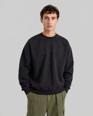 Sudadera negra de cuello redondo