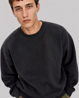 Sudadera negra de cuello redondo
