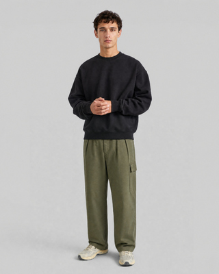 Sudadera negra de cuello redondo