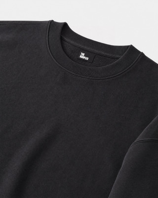 Sudadera negra de cuello redondo