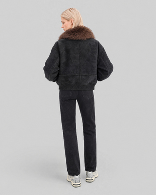 Chaqueta con cuello de piel sint&eacute;tica negra