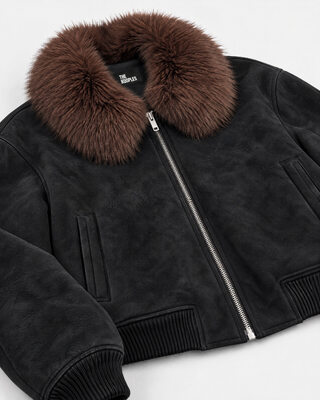 Chaqueta con cuello de piel sint&eacute;tica negra