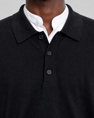 Jersey negro de cuello polo de lana merina