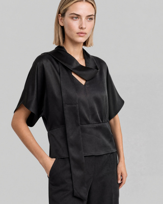 Top con corbata de lavaliera de sat&eacute;n negro