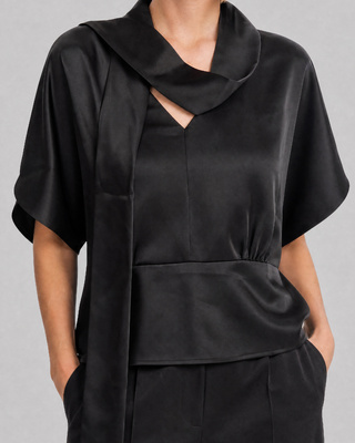 Top con corbata de lavaliera de sat&eacute;n negro
