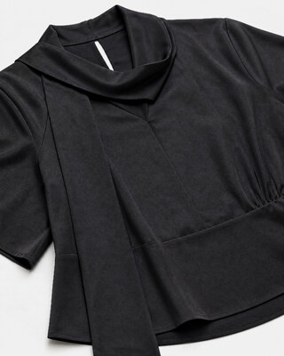 Top con corbata de lavaliera de sat&eacute;n negro
