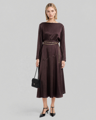 Vestido largo de sat&eacute;n con cadena dorada y marr&oacute;n