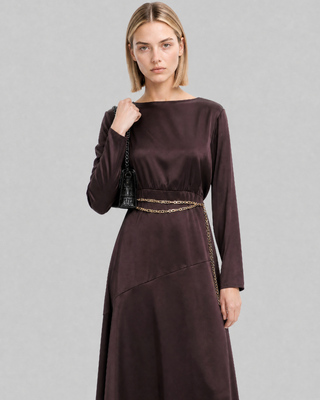 Vestido largo de sat&eacute;n con cadena dorada y marr&oacute;n