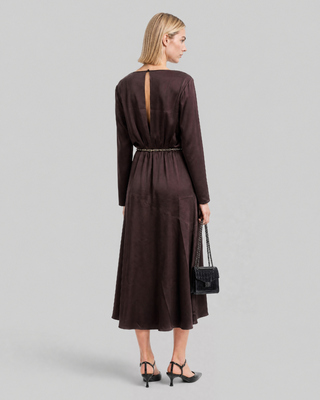 Vestido largo de sat&eacute;n con cadena dorada y marr&oacute;n