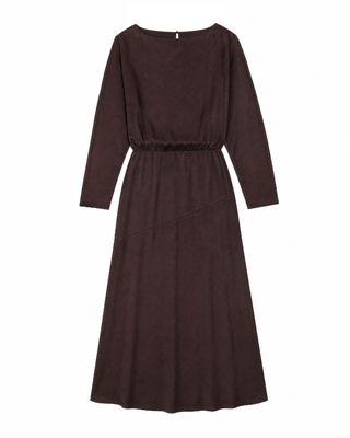 Vestido largo de sat&eacute;n con cadena dorada y marr&oacute;n